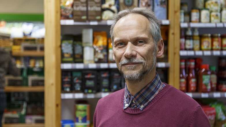 Andreas Niedrig, Chef der gleichnamigen Drogerie am Görlitzer Demianiplatz: Das Geschäft ist geöffnet, hier gibt es auch Oster-Geschenke.