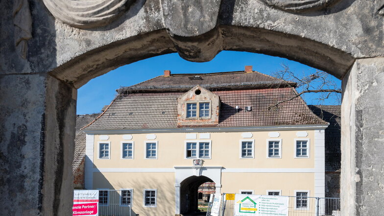 Die Fassade am östlichen Torhaus des Tiefenauer Ritterguts ist neu geputzt und gestrichen.