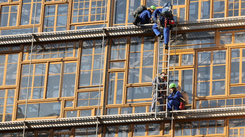 Greenpeace-Mitglieder klettern vor einem Treffen der EU-Handelsminister auf die Fassade des Gebäudes des Europäischen Rates.
