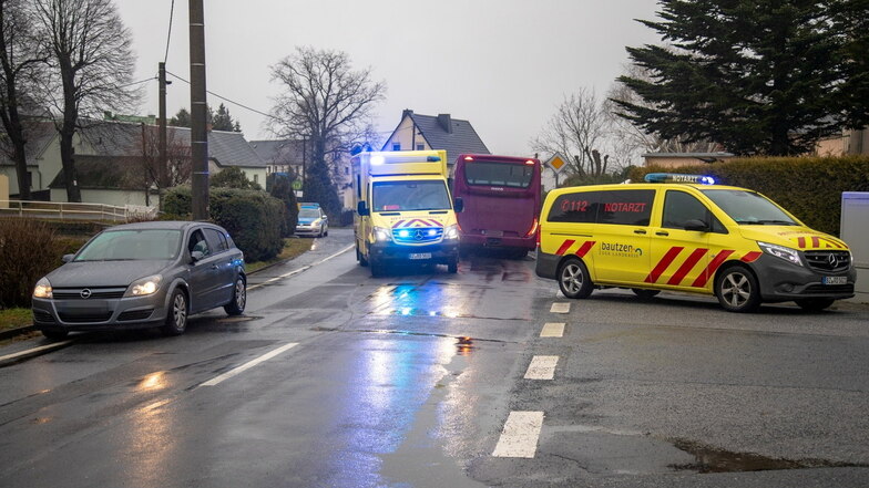 Als ein Kind im Bischofswerdear Ortsteil Schönbrunn hinter einem Bus die Straße überqueren wollte, wurde es von einem Auto angefahren.