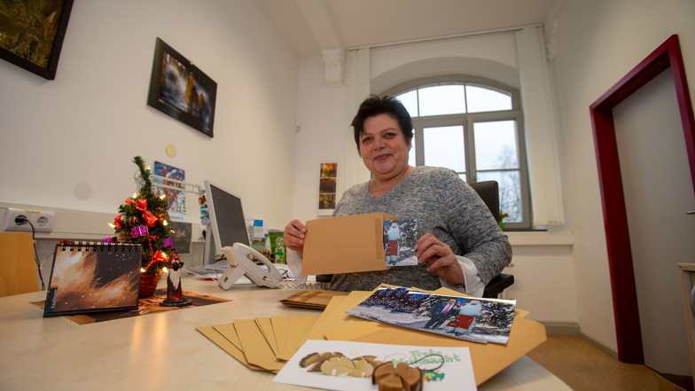 Im Gut Leben entstandene Gutscheine und Engel hat Kathrin Lindner im Bannewitzer Bürgerhaus in Päckchen verpackt und an 30 behinderte Mitbürger geschickt - als Alternative für die Weihnachtsfeier.