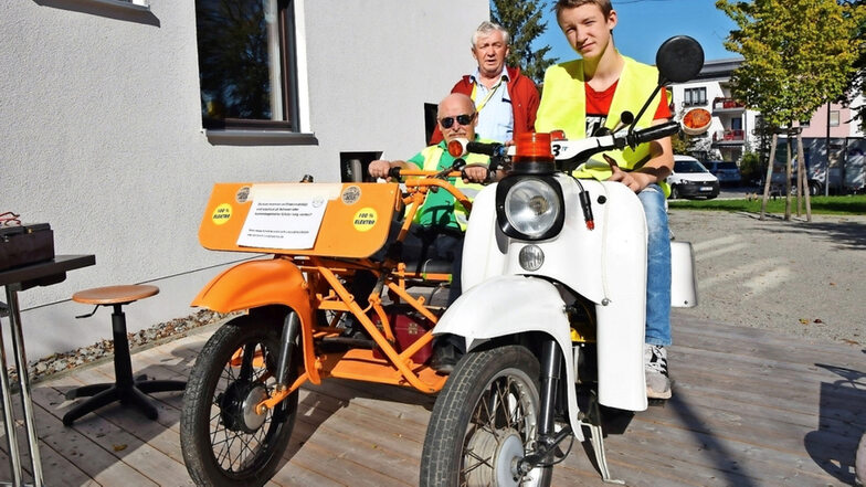 Ende 2019: Am Hoyerswerdaer Naturwissenschaftlich-technischen Kinder- und Jugendzentrum (Natz) wollten Norbert Zybala, Andrzej Serwecinski und Eddy (3/v.l.n.r.) ein „Schwalbe“-Moped zum Elektrofahrzeug umbauen.