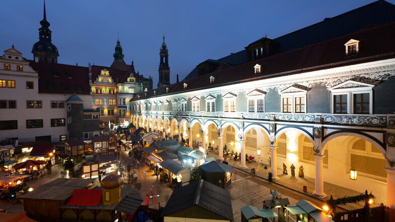 Hell erleuchtet sind die Verkaufsstände auf dem Mittelalter-Weihnachtsmarkt. Der Stallhof im Dresdner Residenzschloss diente im 17. Jahrhundert als Schauplatz für große Reitturniere.
