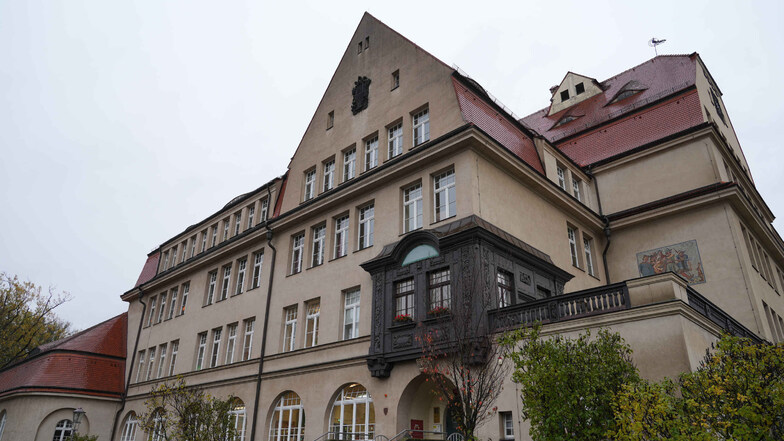 In dieser Schule an der Hofmannstraße klagten Schüler und Lehrer über Übelkeit und Durchfall.