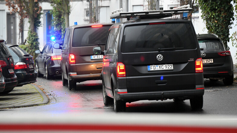 Der Hauptverdächtige im Mordfall Lübcke, Stephan E., wurde am Dienstag für weitere Vernehmungen in das Polizeipräsidium Nordhessen gebracht.