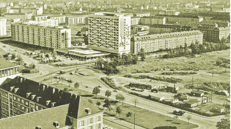 1967: Der Pirnaische Platz entstand neu. Der Eindruck einer breiten Schneise und das Hochhaus mit dem später angebrachten Schriftzug "Der Sozialismus siegt" hatten Dominanz. 