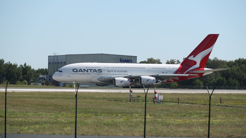 Ein Airbus A380 von Qantas landet am Sonntag in Dresden auf dem Flughafen.