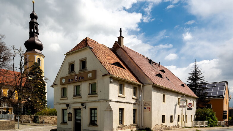 Der historische Gasthof Alter Fritz in Hochkirch hat einen neuen Eigentümer. Am Dienstag wechselte das Gebäude, das zuletzt Bautzens OB Alexander Ahrens (SPD) gehörte, bei einer Auktion den Besitzer.