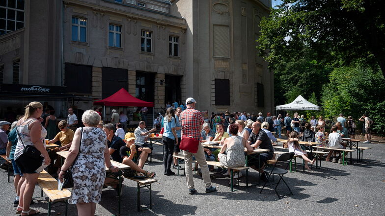 Vor der Stadthalle am 11. August, dem "Entdeckertag Stadthalle Görlitz". Hier gibt es Getränke, Speisen und Musik des Jugendblasorchesters wie früher im Stadthallengarten.