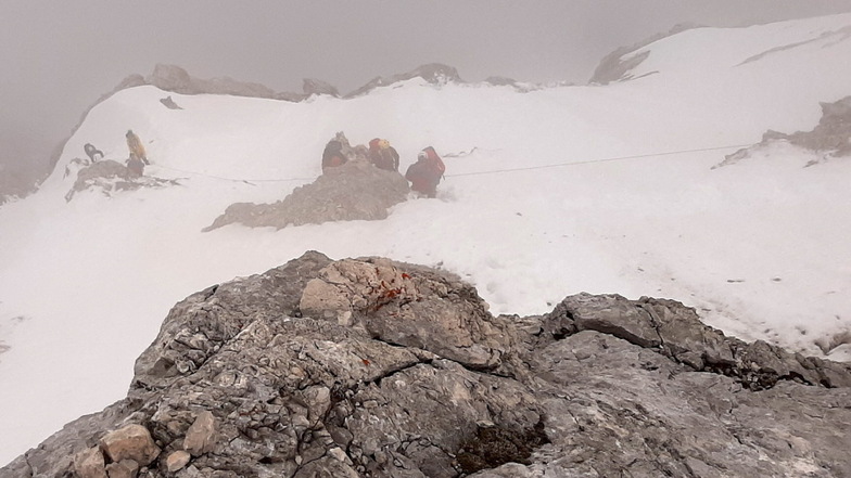 Mehrere Bergsteiger, die sich in der Nähe befanden und das Unglück bemerkten, mussten mit Hubschraubern gerettet werden.