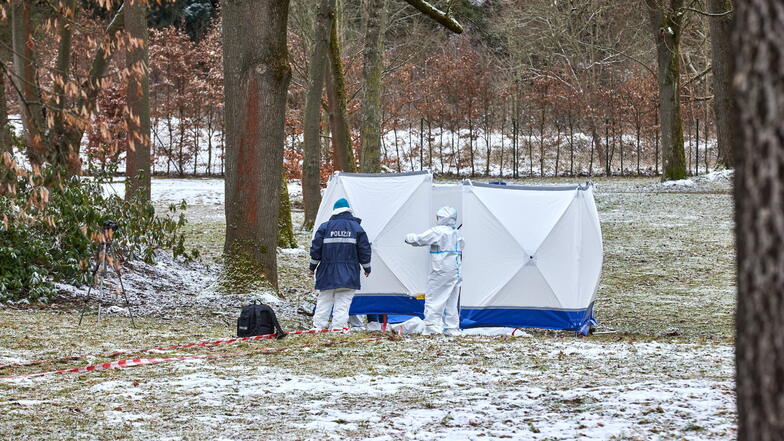 Am 28. Januar 2023 untersuchten Polizisten den Tatort im Heilsberger Park in Freital.