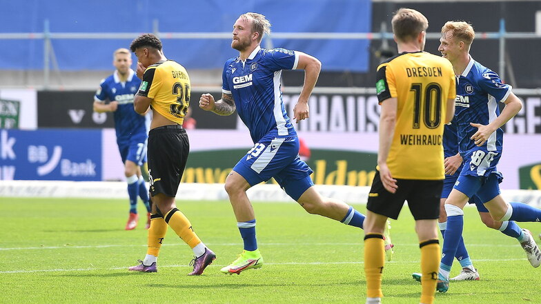 Karlsruhes Torjäger Philipp Hofmann dreht nach seinem Treffer zum 2:1 jubelnd ab.