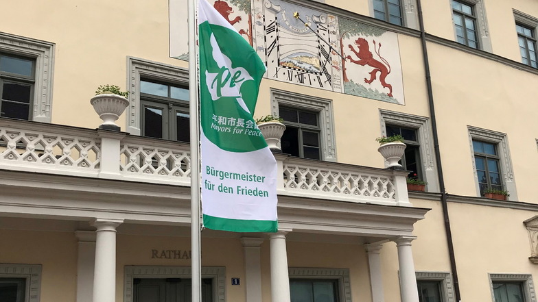 "Mayors for Peace"- Fahne vor dem Pirnaer Rathaus: Sichtbares Zeichen für weltweiten Frieden.