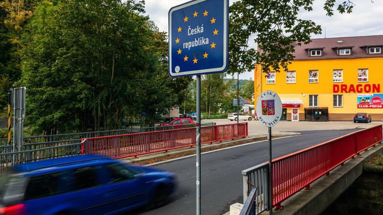 Blick auf den Grenzübergang in Sebnitz nach Tschechien. Trotz des Notstandes im Nachbarland: Der "kleine Grenzverkehr" ist weitgehend ohne Einschränkungen möglich.