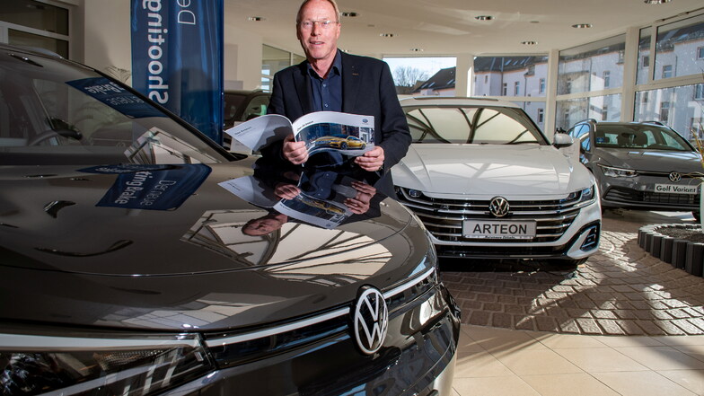 Geschäftsführer Gernot Schliebe kann im Döbelner VW-Autohaus nur noch wenige Neufahrzeuge anbieten. Auch der Gebrauchtwagenmarkt scheint wie leer gefegt.