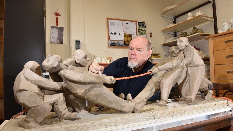 Olaf Stoy arbeitet in seinem Atelier in Dorfhain an der Skulptur „Tauziehen“ für den Neumarkt in Freital.
