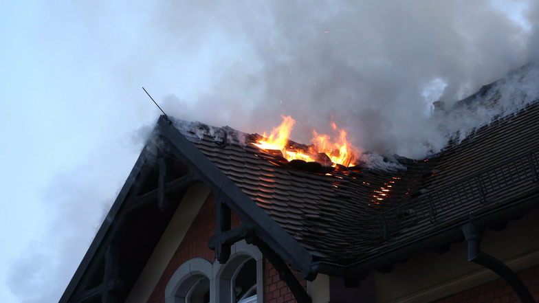 Auf der Zinzendorfstraße waren am Mittwochabend eine Wohnung der der Dachstuhl in Brand geraten.
