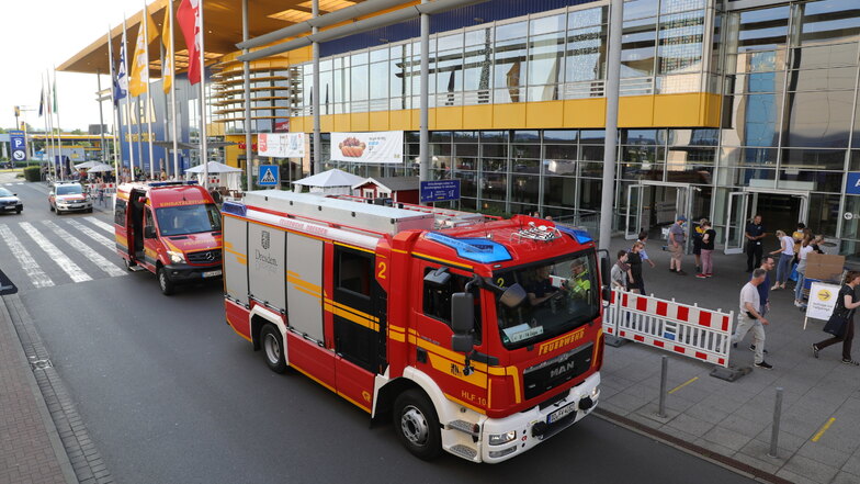 Mit mehreren Fahrzeugen rückte die Feuerwehr zur Dresdner Ikea-Filiale aus.
