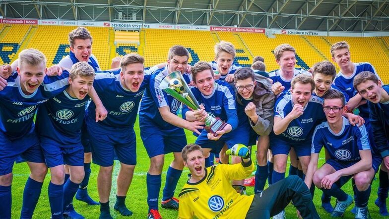 Den begehrten Pokal bekommen diesmal die Kruzianer im Dynamo-Stadion überreicht.