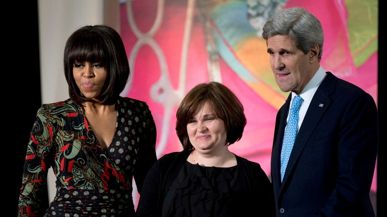 2013 wurde Jelena Milaschina von Michelle Obama (l), ehemalige First Lady der USA, und John Kerry (r), ehemaliger Außenminister der USA mit dem «International Women of Courage Award» geehrt.
