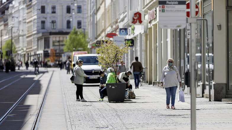Mit Mundschutz und Abstand: Auf der Berliner Straße in Görlitz kann wieder geshoppt werden.