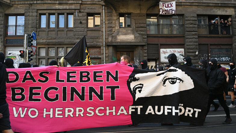 Teilnehmer der Demonstration "Storm the fortress - break all borders!" zogen am Samstag durch Leipzig.
