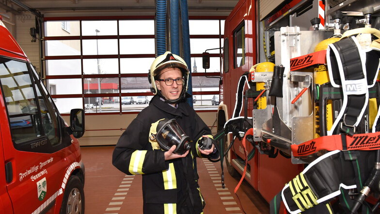 Heiko Wersig stellt in der neu gebauten Fahrzeughalle der Feuerwehr Possendorf die moderne Atemschutztechnik vor.