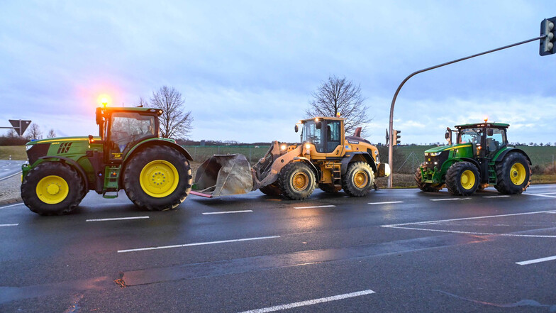 Aus Protest gegen die vorgesehene Streichung von Steuervergünstigungen machen Sachsens Landwirte mobil - wie hier an der A38-Auffahrt Leipzig-Südost.