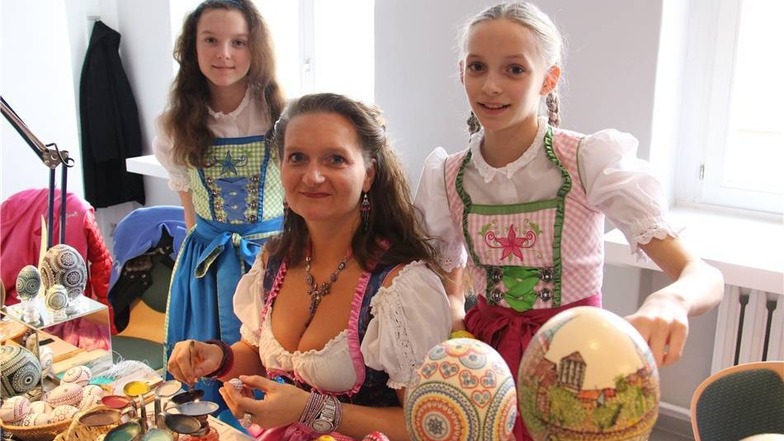 Ines Drenschel aus Allendort in Hessen - hier mit ihren Töchtern Linda (l.) und Vanessa - ist jedes Jahr beim Ostereiermarkt dabei.