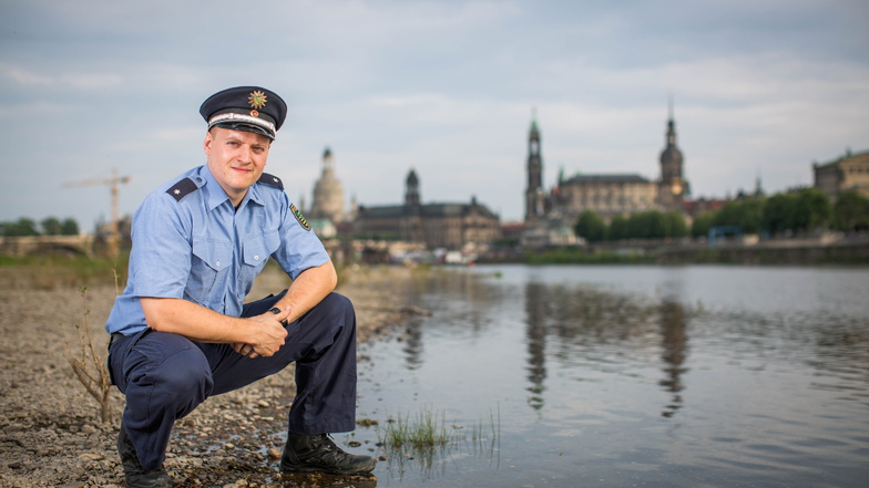Ein beherzter Kommissar hat in der Nacht zwei betrunkene Jugendliche aus der Elbe gerettet.