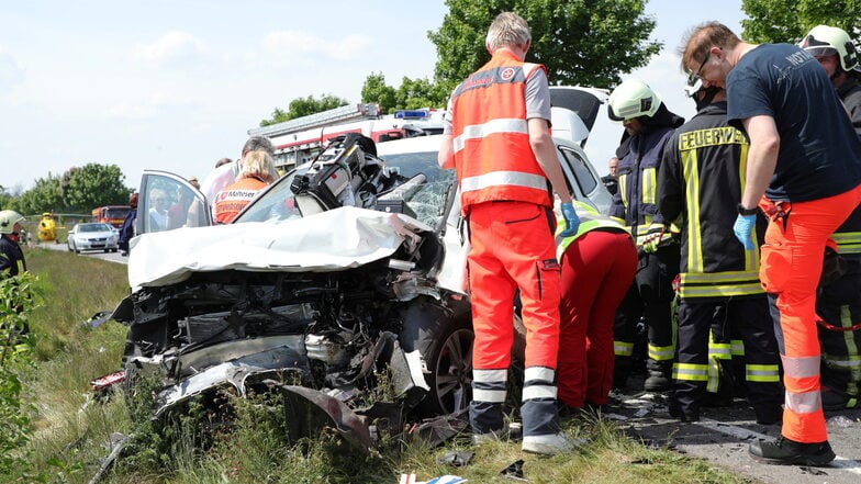 Schwerer Unfall am Dienstagnachmittag auf der S 81 zwischen Moritzburg und Boxdorf. Zwei Autos stießen zusammen. Es gab zwei Todesopfer.