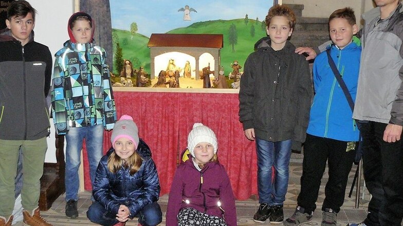 Kinder aus dem Verein haben eine Weihnachtskrippe für die Kirche in Varnsdorf gestaltet.