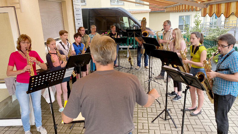 Das Sächsisches Saxophonorchester bei seinem Auftritt am Sonntag im DRK-Wohnpflegeheim in Zittau.
