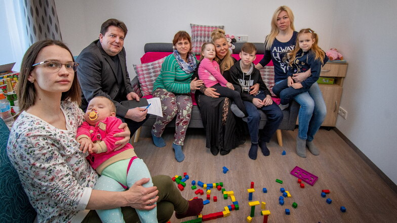 Iryna Chernychka (links) ist mit ihrer Tochter Mariia (elf Monate) und ihrer Tochter Dariia (5) sowie Olena Maidanyk und ihren beiden Kindern im Alter von fünf und zwölf Jahren aus der Ukraine geflohen.