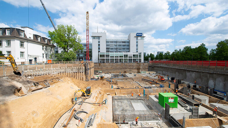 Ein Blick in die Baugrube hinter dem City-Center am Hauptbahnhof. Die ersten Abschnitte der Bodenplatte sind schon fertiggestellt.