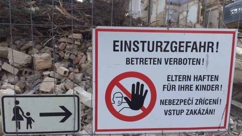 Schilder verbieten das Betreten des Geländes.