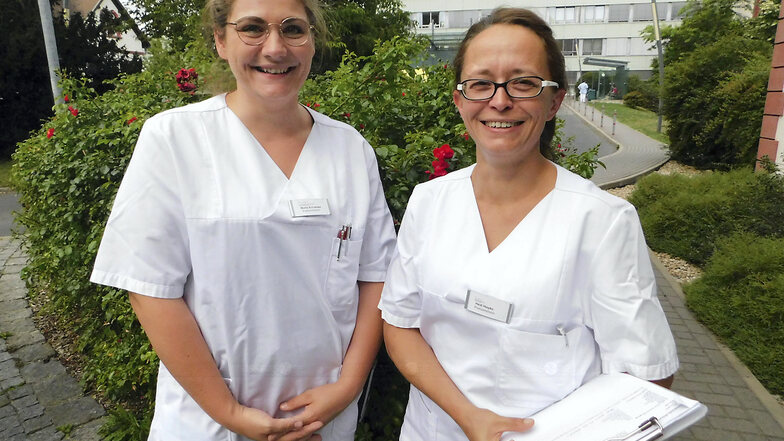 Maria Schneider (l.) und Heidi Hipko sind nicht nur ein eingespieltes Team, sondern vor allem Expertinnen im Bereich der Pflege. Als Praxisanleiterinnen im Krankenhaus Weißwasser vermitteln sie ihr Wissen und ihre Erfahrungen an Auszubildende in Pflegeber