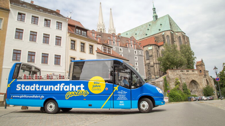 In Görlitz bieten verschiedene Unternehmen Stadtrundfahrten mit dem Bus an. Einige kämpfen um die besten Standplätze am Obermarkt.
