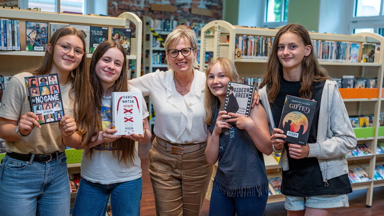 Miriam Creutz (links), Carolin Karde, Theresa Kretzschmann und Nora Wehner gehören zu den zehn Jugendlichen, die in einer Jury mitarbeiteten. Sie suchten unter 48 Jugendbüchern zehn Favoriten heraus.