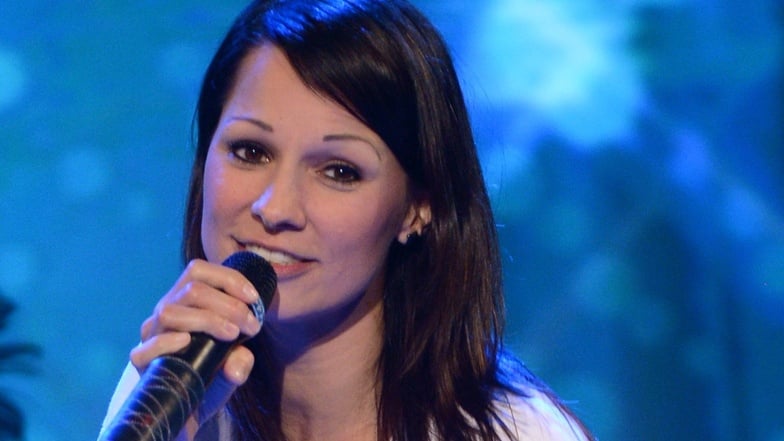 Die österreichische Pop-Rock-Sängerin Christina Stürmer steht mit weiteren Sängern bei der MDR-Jump-Osterparty auf der Bühne.