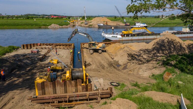 Ein millionenschweres Projekt: Eine 80-Tonnen-Winde zieht bei Riesa eine Erdgasleitung durch die Elbe.