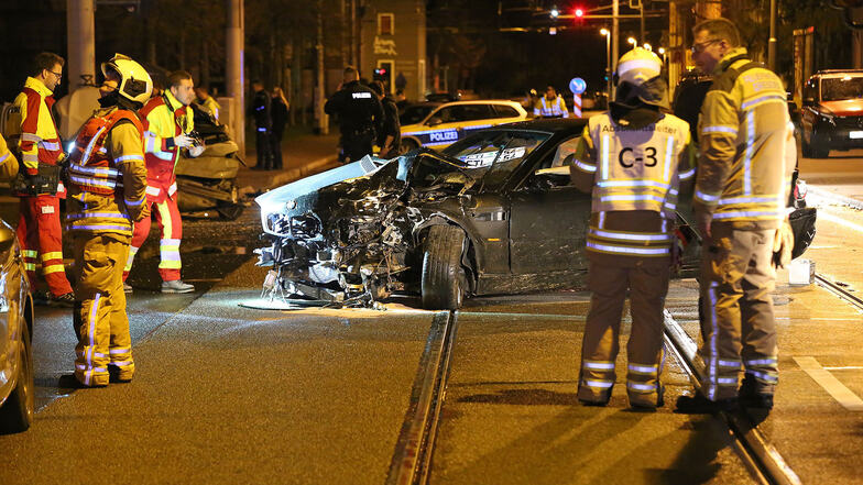 Unfall an der Stephensonstraße in Leuben: Zwei Autos wurden schwer beschädigt, zwei Menschen wurden verletzt.