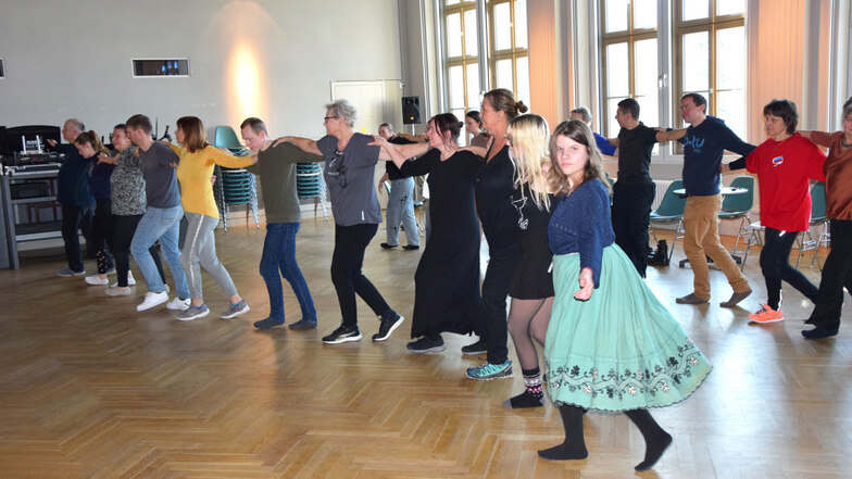 In diesem Fall probieren sich die Workshop-Teilnehmer an einem türkischen Tanz. Für die Region sollen jedoch die sorbischen mehr Gewicht bekommen.