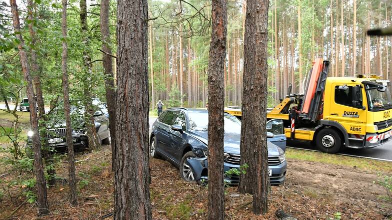 Die beiden auf einem Waldweg gegen Bäume geprallten Autos.