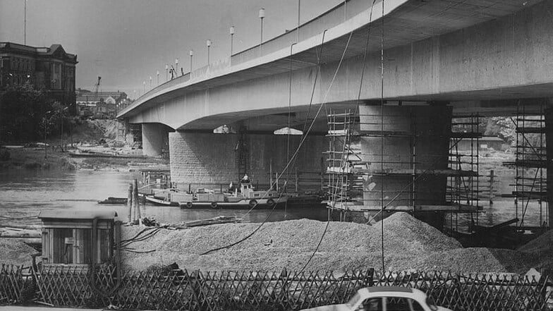 Die Dr.-Rudolf-Friedrichs-Brücke kurz vor ihrer Vollendung. Moderne Leuchten wurden bereits montiert.