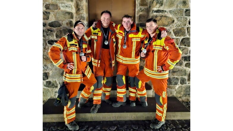 Vier Männer  ein Team.  Denny Thomas (links), Mario Thomas, Christopher Lange und Tarik Thomas haben am ersten Treppenlauf für Feuerwehrleute auf der Spitzsteintreppe in Radebeul teilgenommen.