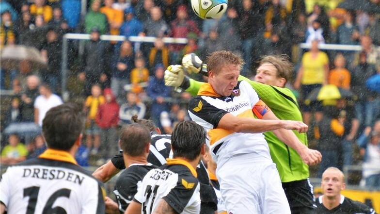 Abgewehrt: Bautzens Torhüter Jakub Jakubov kann in dieser Spielszene gegen den Dresdener Kapitän klären.