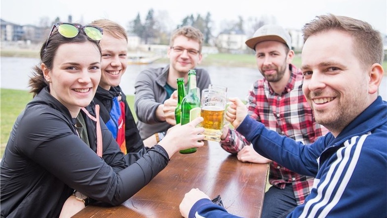 Die Freunde Vanessa, Robert, Markus, Patrick und Robert (v. l.) erfrischten sich nach einer Fahrradtour im Fährgarten Johannstadt mit kühlen Getränken.
