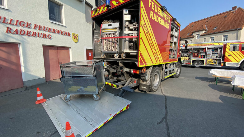 Der neue Gerätewagen Logistik der Radeburger Ortswehr. Das Fahrzeug löste ein mehr als 40 Jahre altes Fahrzeug ab, das aufgrund seines Zustandes außer Dienst genommen werden musste.