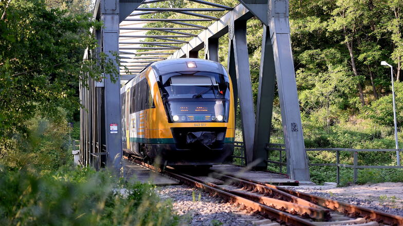Wann wird man das wieder zu sehen bekommen? Ein Zug der Odeg überquert die Neiße-Brücke in Hirschfelde.